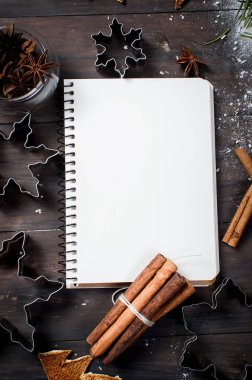 Noel çam dalları, coocies, ahşap zemin üzerine baharat.