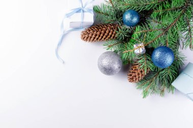 Christmas dalları, toplar, boncuk, koniler, Noel arka plan.