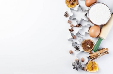 Noel ve yeni yıl için zencefilli kurabiye hamuru kesme