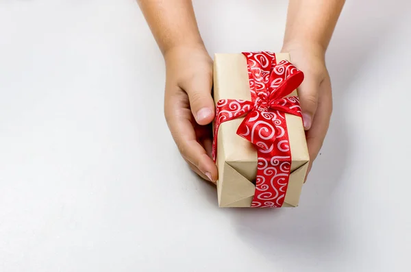 Bebê embala um presente feito à mão. Presentes de Natal , — Fotografia de Stock