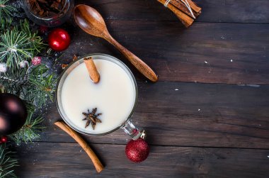 Süt ve tarçın, köknar, koniler ile çay, kırmızı fincan kakao fincan