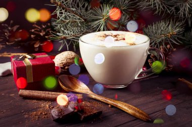 Noel kahve süt kakao dalları Ladin koniler ile 