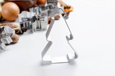 Noel ve yeni yıl için zencefilli kurabiye hamuru kesme