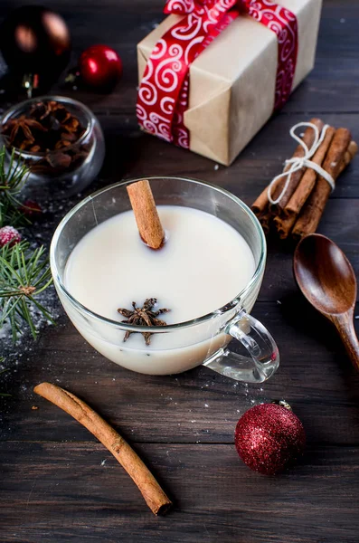 Süt ve tarçın, köknar, koniler ile çay, kırmızı fincan kakao fincan