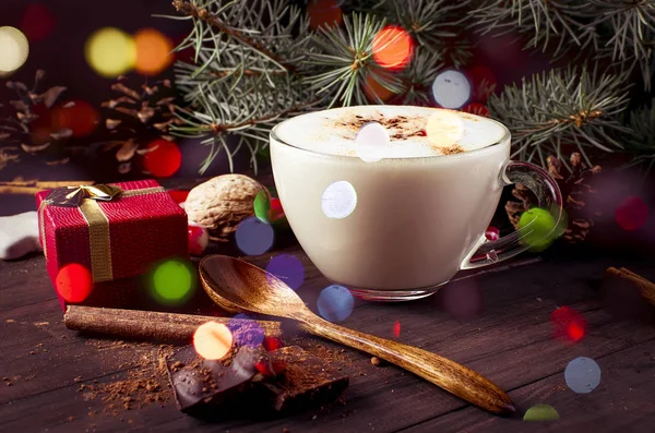 Noel kahve süt kakao dalları Ladin koniler ile 