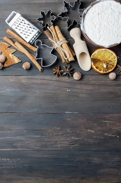 Cortar la masa de galletas de jengibre para Navidad y Año Nuevo —  Fotos de Stock