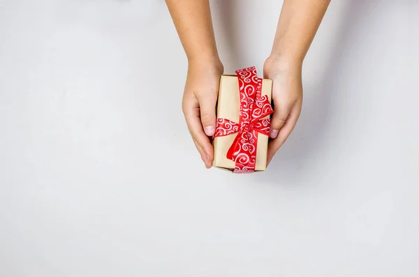 Bebê embala um presente feito à mão. Presentes de Natal , — Fotografia de Stock