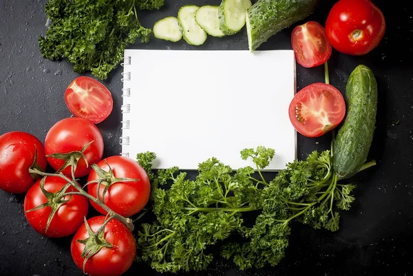 Kirschtomaten auf einem Zweig, Gurken, Petersilie — Stockfoto