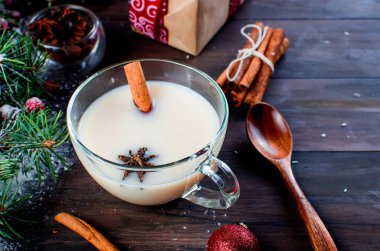 Süt ve tarçın, köknar, koniler ile çay, kırmızı fincan kakao fincan