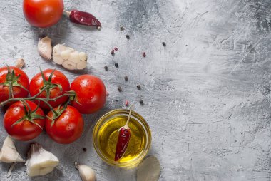 Şube domates ve gri arka plan üzerinde otlar