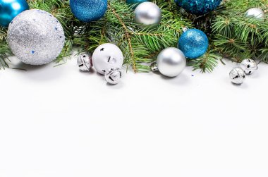 köknar, mavi topları ile Noel arka plan