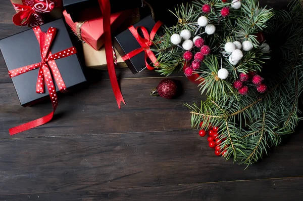 Karácsony-ágak, labdák, ajándék, karácsonyi háttér. — Stock Fotó