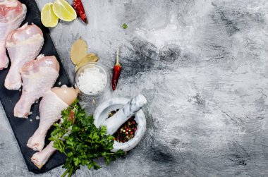 Baharat ile çiğ tavuk budu