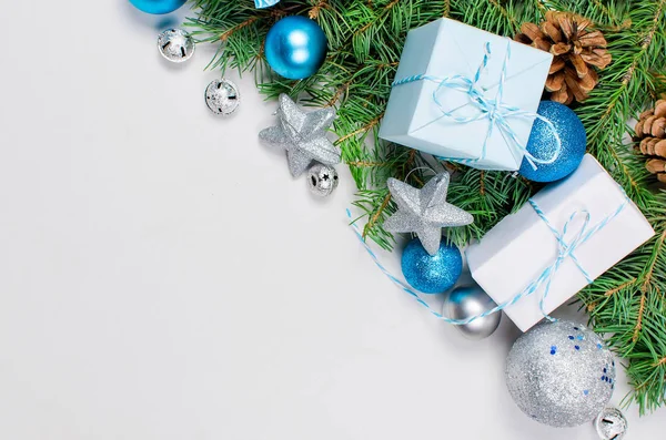 Fundo de natal com abeto, azul e prata bolas — Fotografia de Stock