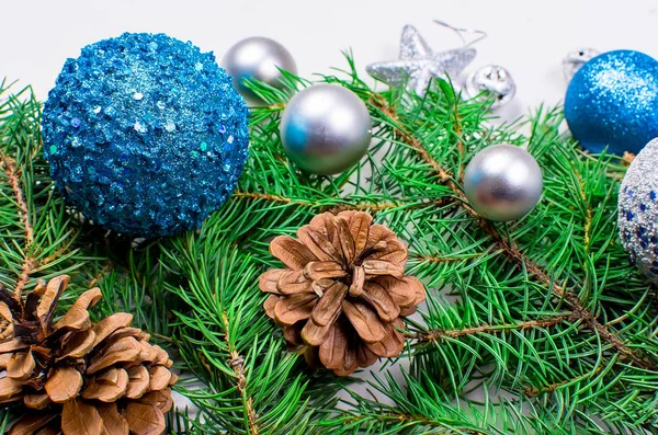 Різдвяний фон з ялинковими, синіми та срібними кульками — стокове фото