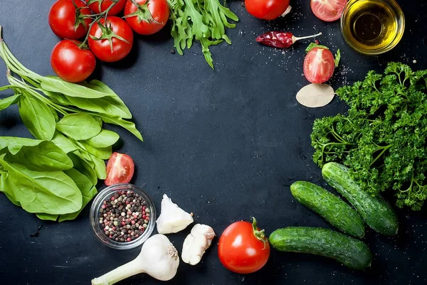 Tomates de cereja em um ramo, pepino, salsa — Fotografia de Stock