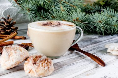 Noel kahveyle süt, baharat ya da sıcak kakao, çam kozalakları 