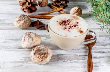 Noel kahveyle süt, baharat ya da sıcak kakao, çam kozalakları 