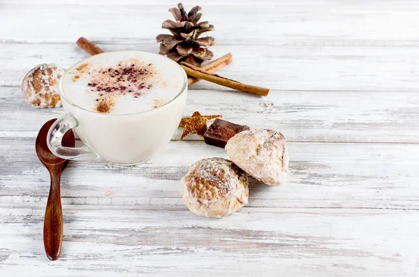 Café de Noël avec lait, épices ou cacao chaud, cônes de pin — Photo