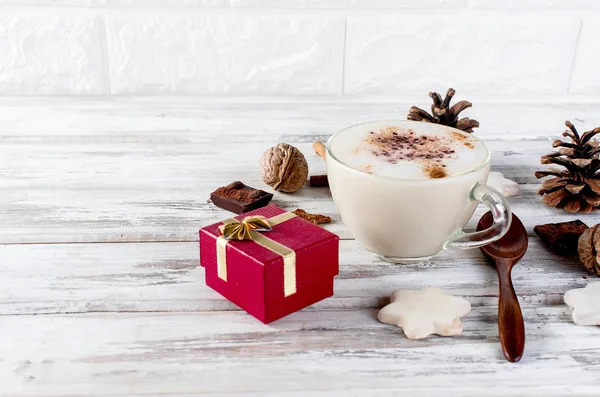 Рождественский кофе с молоком, специями или горячим какао, сосновые шишки — стоковое фото