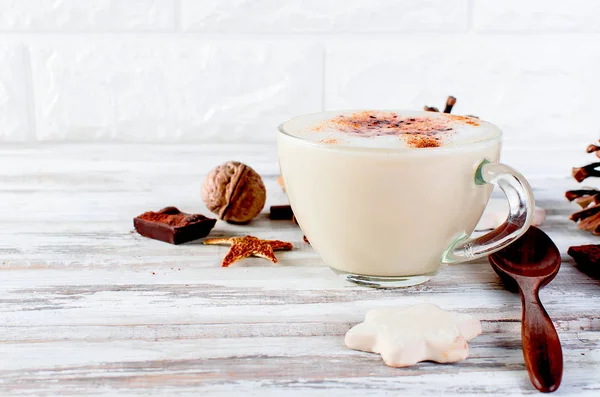 Café de Navidad con leche, especias o cacao caliente, conos de pino — Foto de Stock