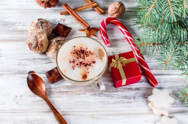 Noel kahveyle süt, baharat ya da sıcak kakao, çam kozalakları 