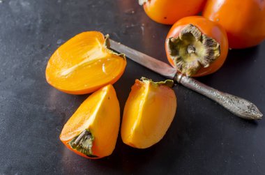 Siyah arka plan üzerine olgun turuncu hurma