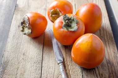 Olgun turuncu hurma eski ahşap masa