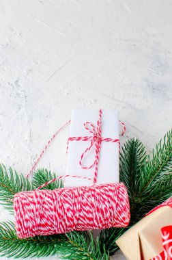 Noel hediye kutuları ve çam dalları