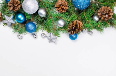 köknar, mavi ve gümüş top ile Noel arka plan