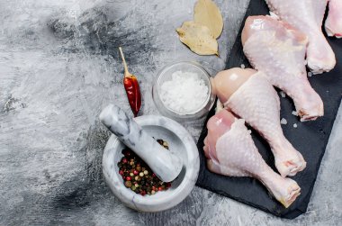 Baharat ile çiğ tavuk budu