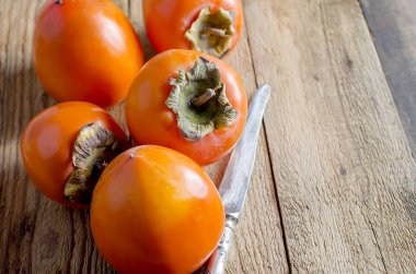 Olgun turuncu hurma eski ahşap masa