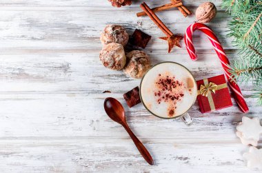Noel kahveyle süt, baharat ya da sıcak kakao, çam kozalakları 