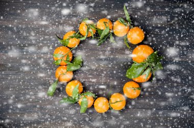 Mandalina clementine ile ahşap bir masa yapraklarda. 