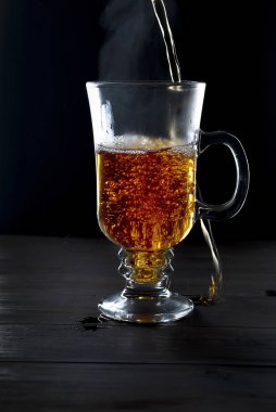 Siyah arka planda bir fincan çay.