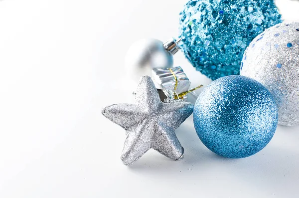 Boże Narodzenie niebieskie i srebrne kulki, prezenty. — Zdjęcie stockowe