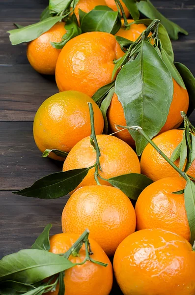 Mandalina clementine ile ahşap bir masa yapraklarda. 