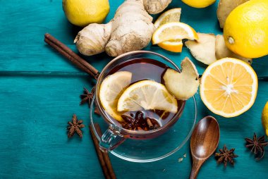 limon ve koyu mavi zemin üzerine ballı zencefil çayı fincan,