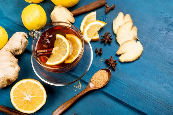 Kopp ingefära te med citron och honung på Mörkblå bakgrund, — Stockfoto