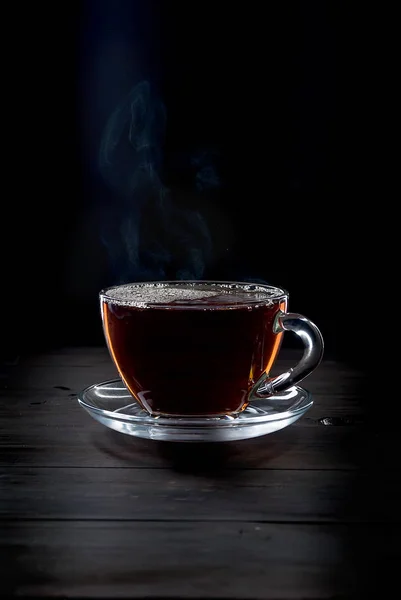 Чашка чая на черном фоне — стоковое фото