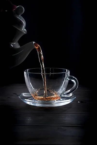 Šálek čaje na černém pozadí — Stock fotografie