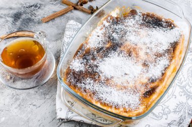 Süzme peynir güveç. Pasta peynir ve çay ile