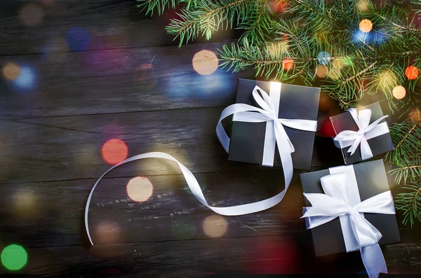 Caja de regalo de Navidad negra y cinta blanca — Foto de Stock