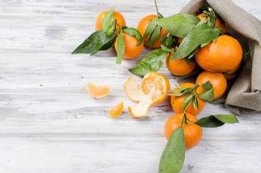 Mandalina clementine ile ahşap bir masa yapraklarda. 