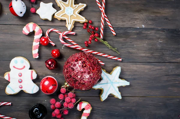 Noel ev yapımı gingerbread çerezleri ve oyuncaklar