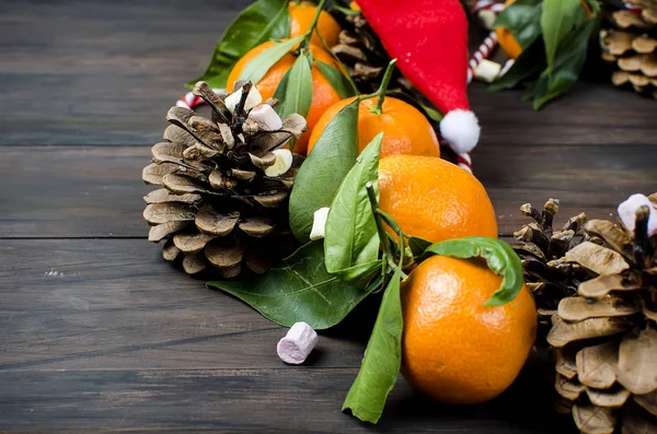 Mandarijnen clementine met bladeren en Kerstmis speelgoed op een houten — Stockfoto