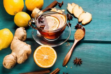 limon ve koyu mavi zemin üzerine ballı zencefil çayı fincan,