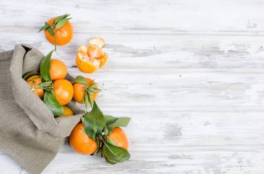 Mandalina clementine ile ahşap bir masa yapraklarda. 