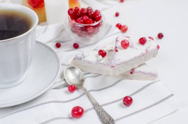 fincan kahve ve kahvaltı için kızılcık pasta