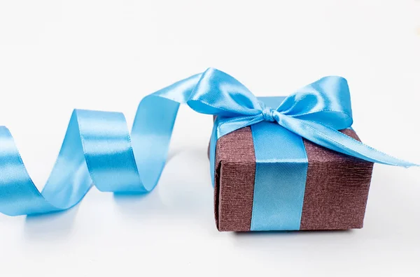 Gift box with ribbon in blue and brown — Stock Photo, Image